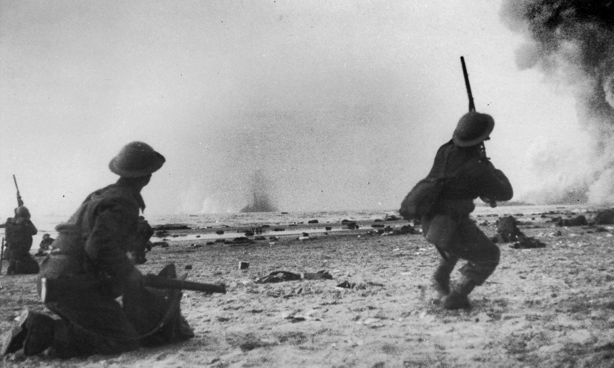 Soldiers from the British Expeditionary Force fire at low-flying German Stuka dive bombers while awaiting evacuation on the beach in Dunkirk, France, approximately 1 June 1940.  Alamy Stock Photo.