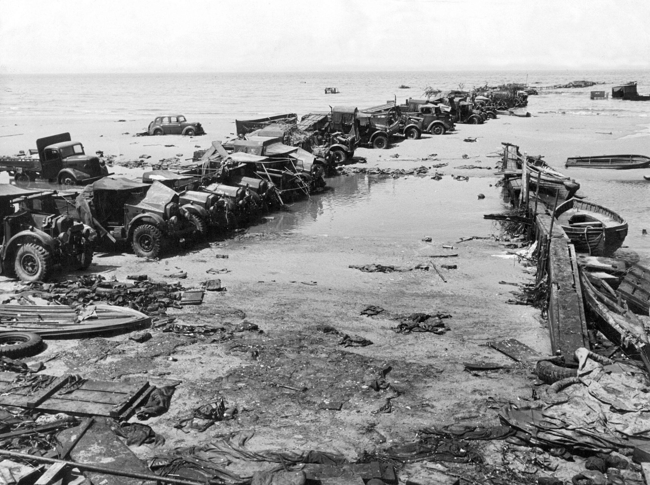 British lorries on the beach at Dunkirk, 1940 Sueddeutsche Zeitung Photo/ Alamy Stock Photo