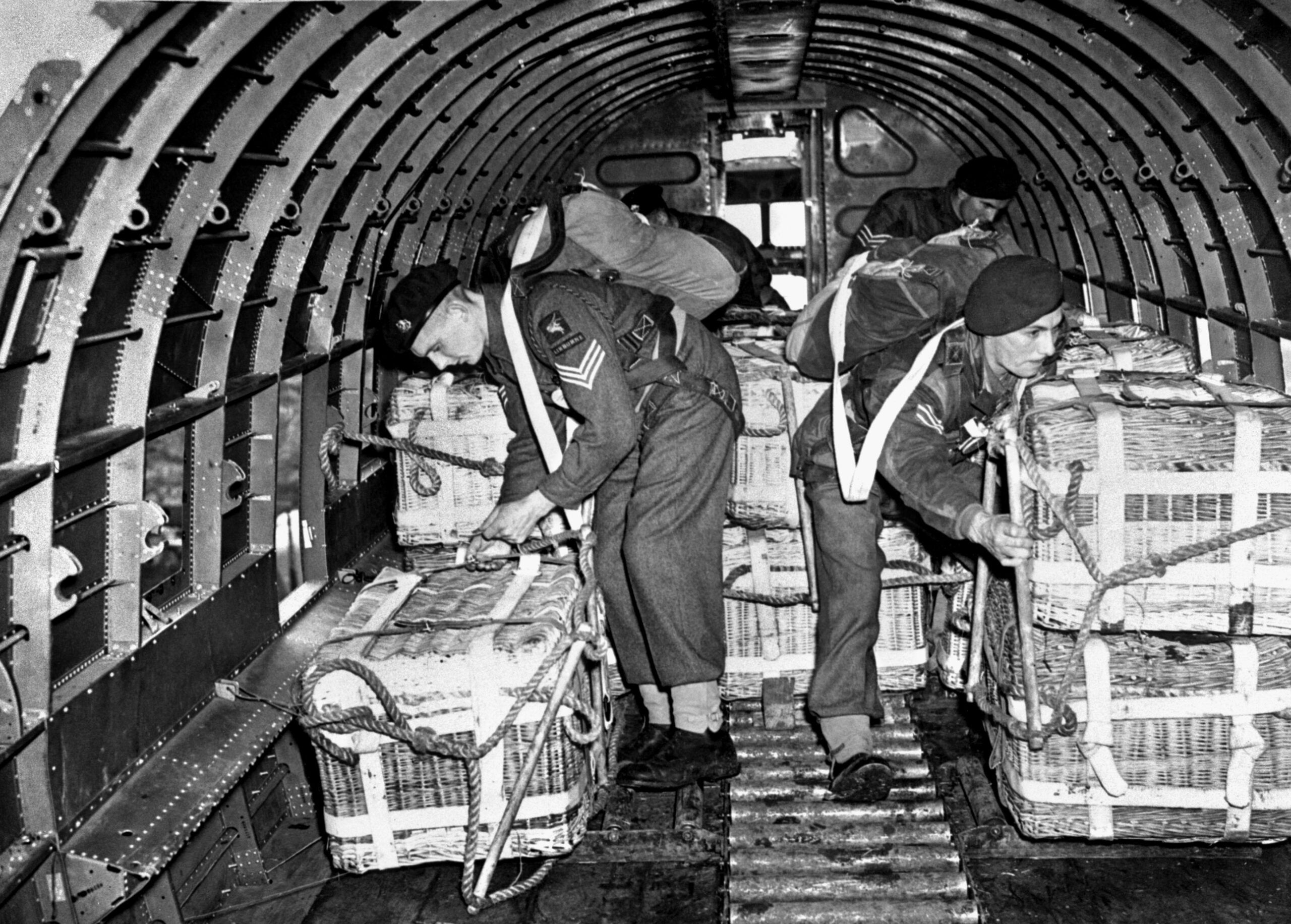 Royal Army Service Corps 1943. Soldiers lash panniers prior to flight.  PA Images/Alamy Stock Photo.